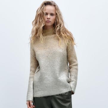 Imagen secundaria 1 - Los clásicos jerséis metalizados son una apuesta segura. Jersey plateado de punto fino de Sfera (23,99 euros). 2. Jersey oversize metalizado de Zara (39,99 euros). 3. Jersey calado en color rosa pastel de Mango (25,99 euros). 