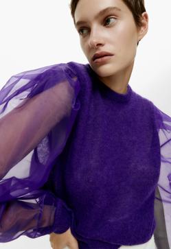 Imagen secundaria 2 - El morado, junto con el negro, el rojo y los tonos metalizados, es uno de los colores típicamente navideños. Jersey de punto asimétrico de Sfera (19,99 euros). 2. Cárdigan con cuello de pelo de color rosa de & Other Stories (39,99 euros). Jersey morado con mangas abullonadas transparentes de Uterqüe (79,99 euros) 