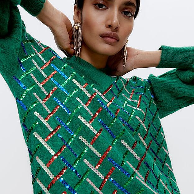 Imagen principal - 1. Jersey verde con lentejuelas multicolor de Uterqüe (99 euros). 2. Jersey con  pailettes  de color verde de Uterqüe (99,99 euros). 3 Jersey de rayas con lentejuelas de colores de Uterqüe (99 euros) 