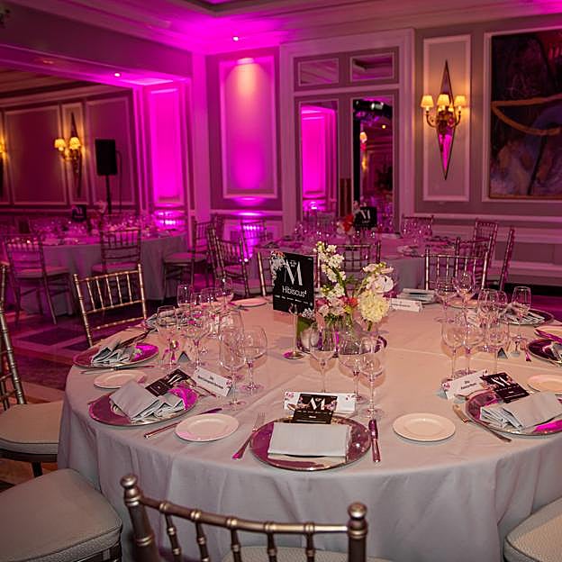 Imagen principal - Foto de las mesas, decorados florales de la mano de Floreale y copita de Licor 43.