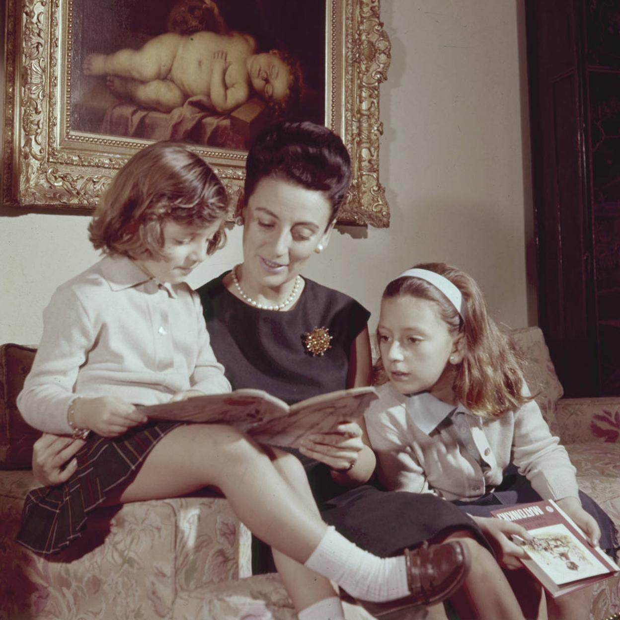 La duquesa de Osuna con sus dos hijas Ángela María y Gracia. Pincha para ver como viste la futura duquesa de Alba: analizamos el estilo de Sofía Palazuelo.