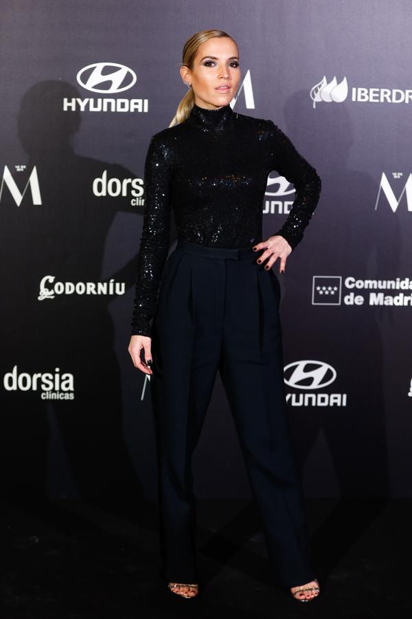 La actriz Ana Fernández deslumbró con un look negro que firma Michael Kors y que estaba formado por unos pantalones de pinzas y un top de manga larga y cuello de lentejuelas.
