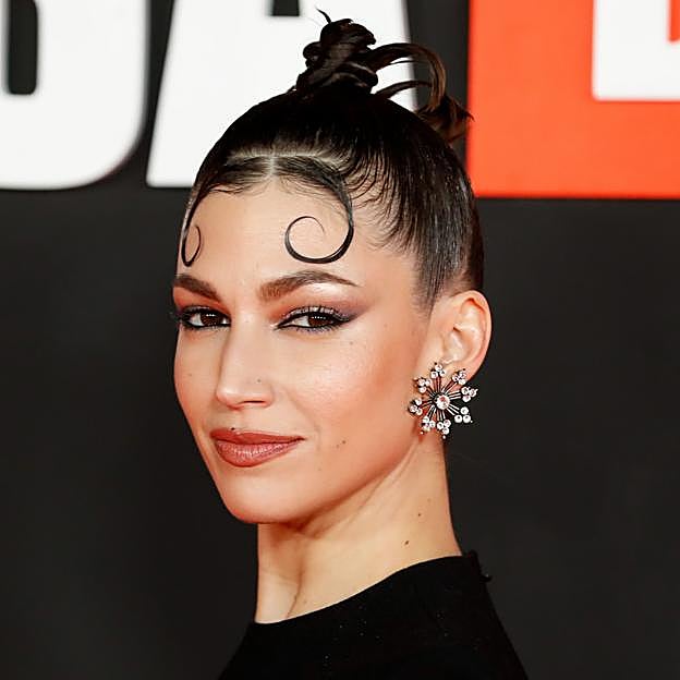 Imagen principal - Tenemos que hablar del original peinado de Úrsula Corberó con dos trucos tendencia que puedes copiar fácilmente en casa