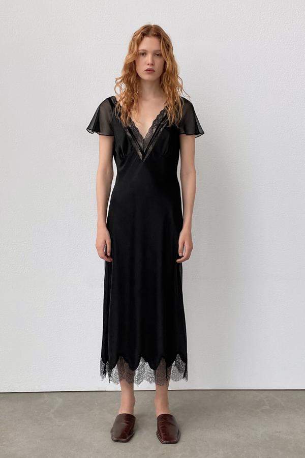 Los vestidos lenceros se han ganado por derecho propio un sitio de honor en el armario de fiesta. Este de color negro con detalles de encaje es perfecto para no correr muchos riesgos. vestido negro satinado de Zara (129,99 euros)