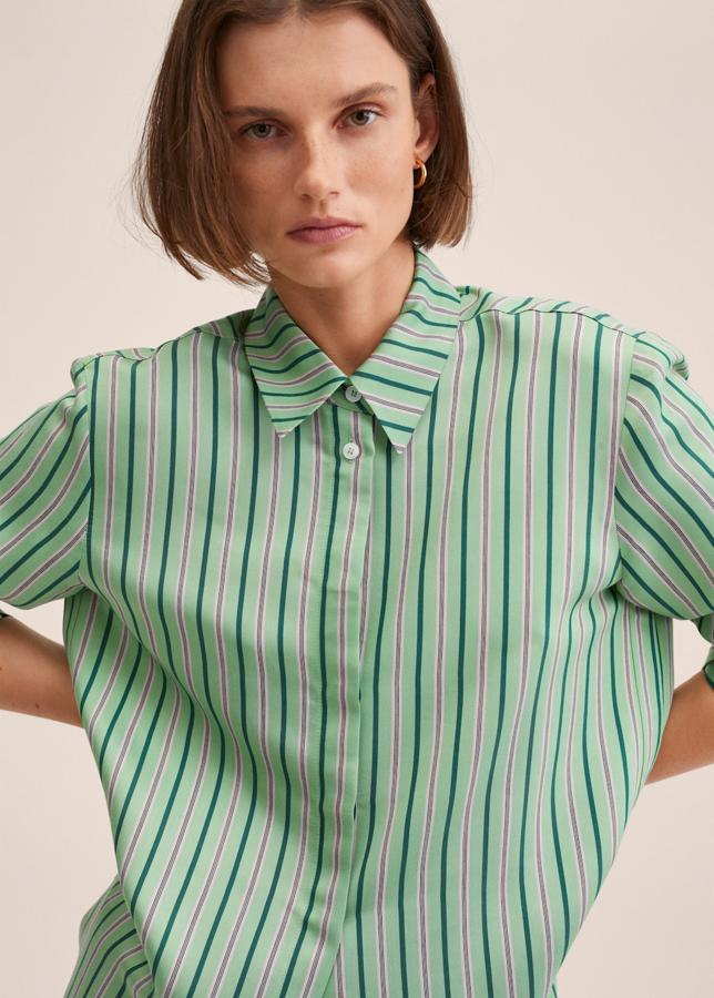 Una camisa de rayas que no es como las demás. Con corte oversize y en dos tonos de verde que contrastan. Camisa de popelín de Mango (29,99 euros): 