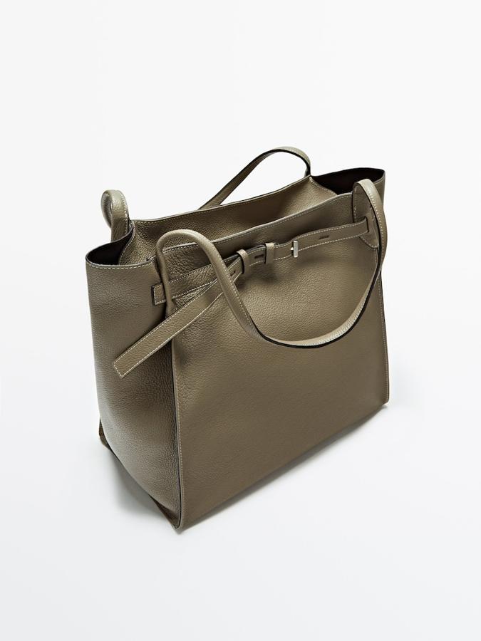 iSi buscas un bolso que puedas llevar en tu día a día y que no pase rápidamente de moda ya lo has encontrado. Bolso de piel estilo  shopping bag  en color topo de Massimo Dutti (129 euros): 