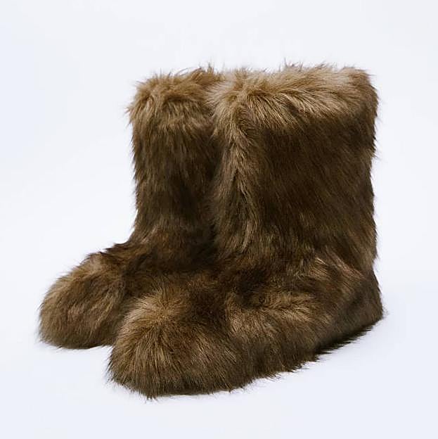 Imagen principal - La tendencia &#039;shearling&#039; del pelo y el borreguillo llega al calzado: estos son los zapatos más cómodos y calentitos de la temporada