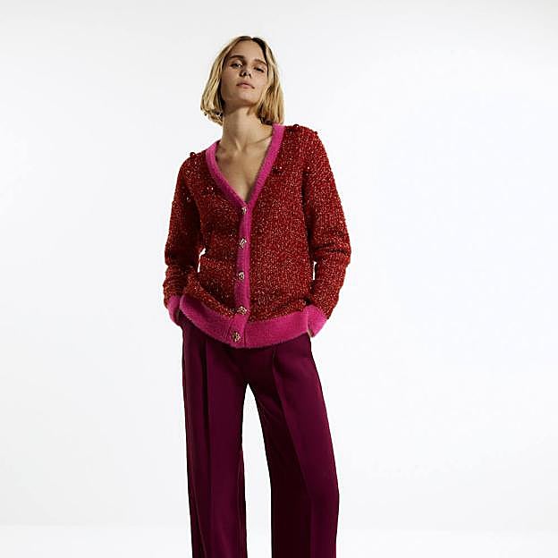 Imagen principal - Ficha este cárdigan y este chaleco de punto con perlas que levantan cualquier look: son bonitos, románticos y muy originales