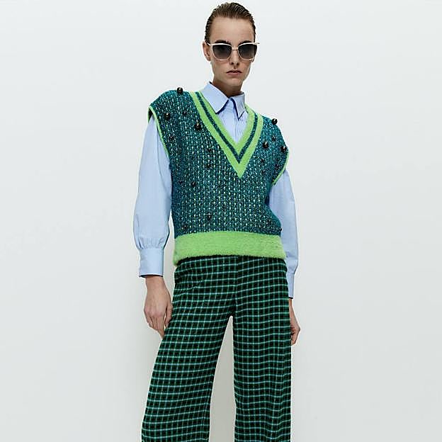 Imagen principal - Ficha este cárdigan y este chaleco de punto con perlas que levantan cualquier look: son bonitos, románticos y muy originales