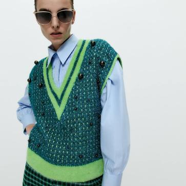 Imagen secundaria 1 - Ficha este cárdigan y este chaleco de punto con perlas que levantan cualquier look: son bonitos, románticos y muy originales