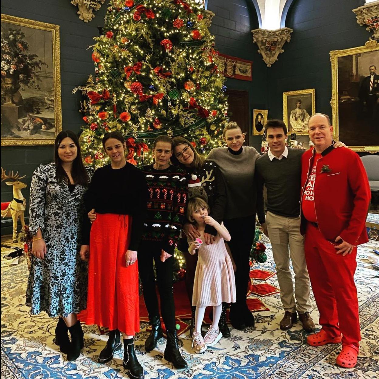 Los Grimaldi al completo. Si quieres ver los mejores estilismos de Charlène, pincha en la imagen