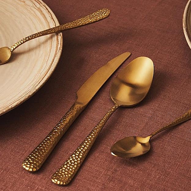 Imagen principal - Las cuberterías doradas cuestan desde 4.99 euros la unidad en Zara Home, y la de acabado plateado, 3.99 euros la pieza.