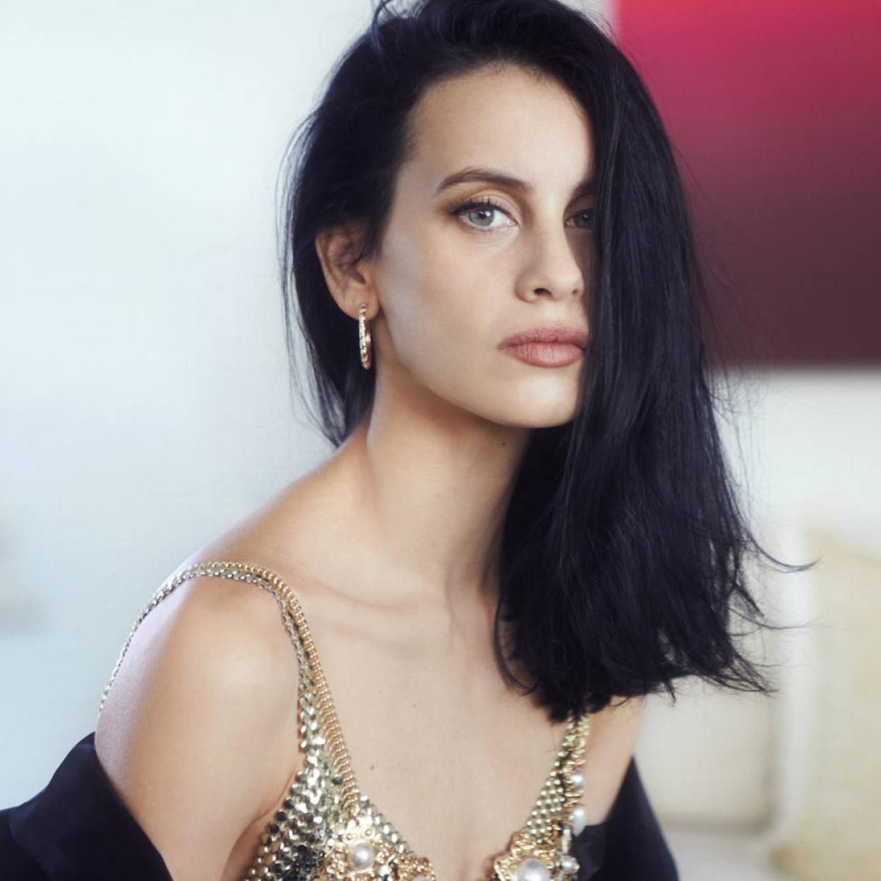 La actriz viste traje de terciopelo y top metálico, ambos de Paco Rabanne, y aros de Suarez. Pincha en la foto para ver todos los looks de los Premios Mujerhoy 2021