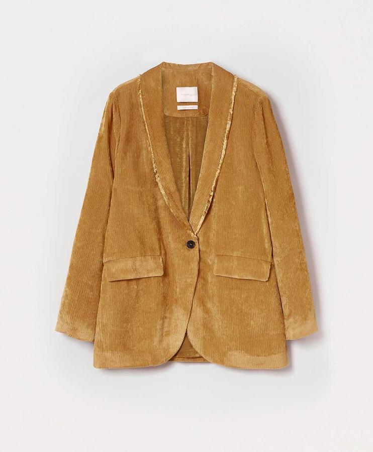 Blazer amarilla, de Momoni (440 euros).