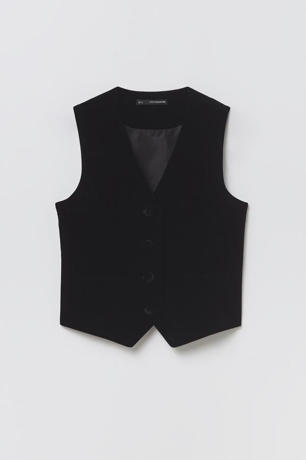 Chaleco negro tipo sastre, de Sfera (19,99 euros).