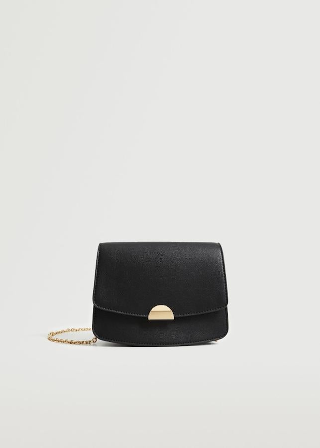 En efecto safiano, con cierre de solapa con botón magnético en dorado, este bolso con asa de hombro en cadena dorada es de Mango y tiene un precio de 15,99 euros. 