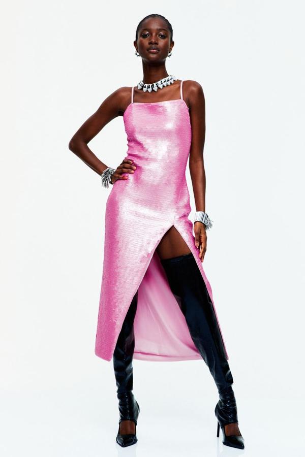 Vestido midi en tejido elástico de poliéster reciclado con bordado de lentejuelas. Modelo con tirantes espagueti, escote de pico pronunciado en la espalda y maxiabertura delante (99 euros). 