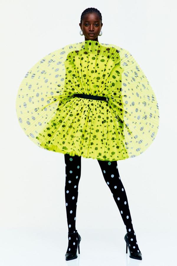 Vestido voluminoso corto en organza y tul con estampado digital. Modelo off-the-shoulder con capa superior de tul para crear una silueta circular de efecto dramático. Corsé con varillas y corchetes detrás, cintura entallada con tira de grosgrain y falda multicapa con maxivuelo (249 euros).