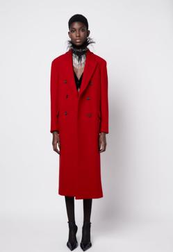 Imagen secundaria 2 - 1. Americana de traje de color rojo de Zara (39,99 euros). 2. Americana con doble botonadura dorada de Zara (49,99 euros). 3. Abrigo largo de lana de Zara (109,99 euros). 