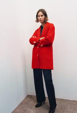 Imagen secundaria 2 - 1. Cárdigan de punto con ochos de Zara (25,99 euros). Jersey con estampado jacquard de Zara (29,99 euros). Cjaqueta larga con botones dorados de Zara (69,99 euros). 