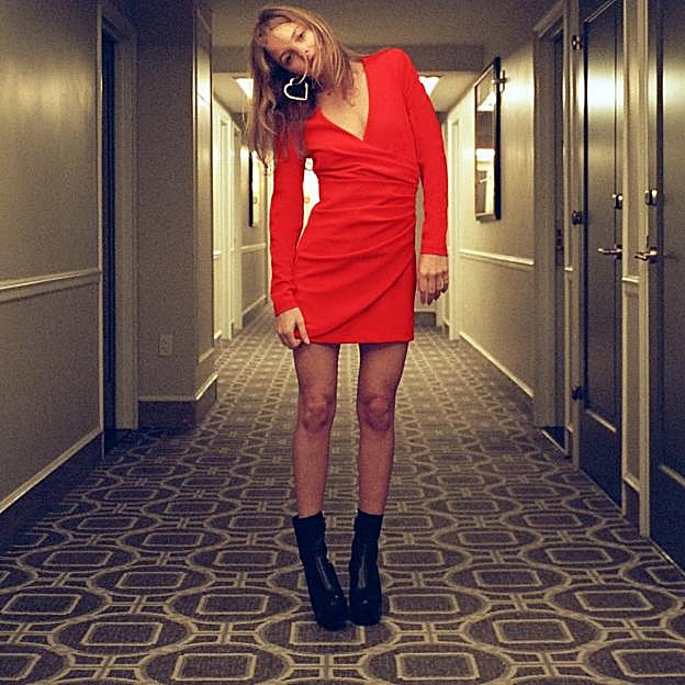 Imagen principal - 1, Vestido corto cruzado de Zara (29,99 euros). 2. Vestido satinado de color rojo de Zara (29,99 euros). 3. Vestido midi de tirantes con detalles de encaje de Zara (99,99 euros). 