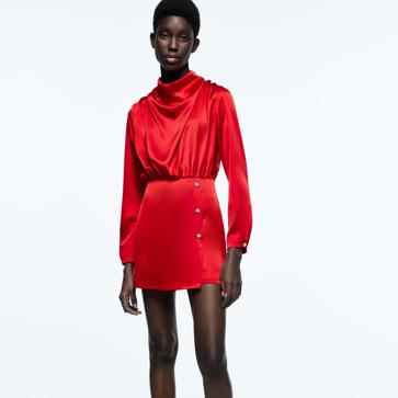 Imagen secundaria 1 - 1, Vestido corto cruzado de Zara (29,99 euros). 2. Vestido satinado de color rojo de Zara (29,99 euros). 3. Vestido midi de tirantes con detalles de encaje de Zara (99,99 euros). 