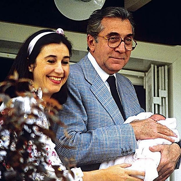 Carmen Martínez Bordiú y Jean Marie Rossi presentando a su hija en común, Cynthia