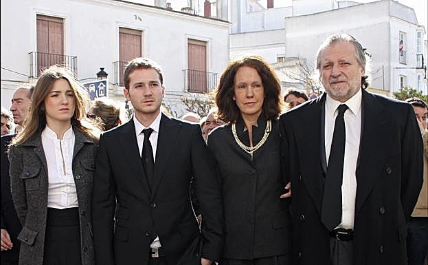 Leoncio Gon´alez de Gregorio con su mujer y sus hijos en el entierro de la duqesa roja