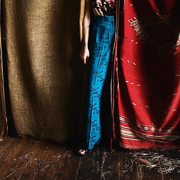 Imagen principal - A todo color. 1. Pantalón con estampado jacquard en color turquesa de Zara (29,99 euros). 2.. Pantalón de color rojo satinado de Zara (25,99 euros). 3. Pantalón fluido de color marrón de Zara (29,99 euros). 