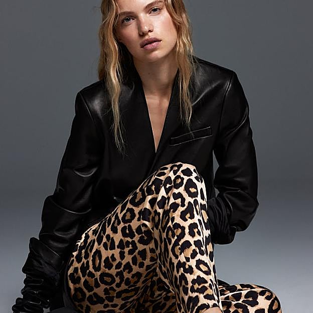 Imagen principal - Estampados. 1. Pantalón con print animal de Zara (29,99 euros). 2. Pantalón con lentejuelas y estampado geométrico de Zara (49,99 euros). 3. Pantalón con estampado en blanco y negro de Zara (39,99 euros). 