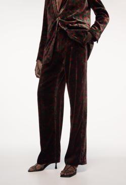 Imagen secundaria 2 - 1. Pantalón fluido de tercipelo burdeos de Zara (69,99 euros). 2. Pantalón negro de terciopelo de Zara (39,99 euros). 3. Pantalón con estampado de flores de Zara (29,99 euros). 