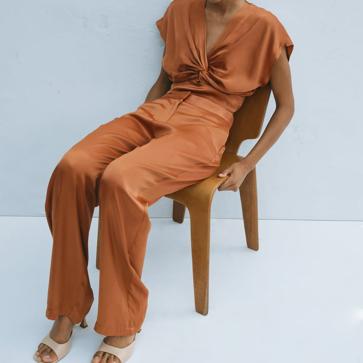 Imagen secundaria 1 - Satinados. 1. Pantalón negro con detalles joya de Zara (49,99 euros). 2. Pantalón satinado en color naranja de Zara (29,99 euros). 3. Pantalón fluido en color beige de Zara (39,99 euros). 