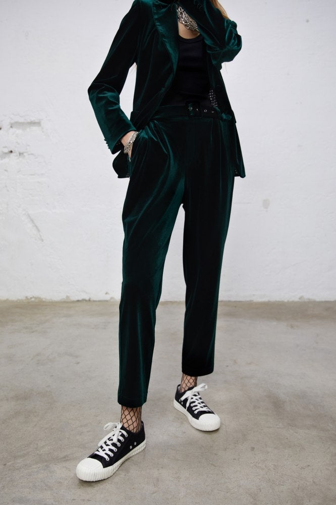 Y si eres de las que prefiere llevar pantalón en los planes navideños, aquí tienes una propuesta perfecta. De terciopelo, con cinturón y e un precioso tono verde oscuro. Pantalón de traje de Sfera (29,99 euros). 