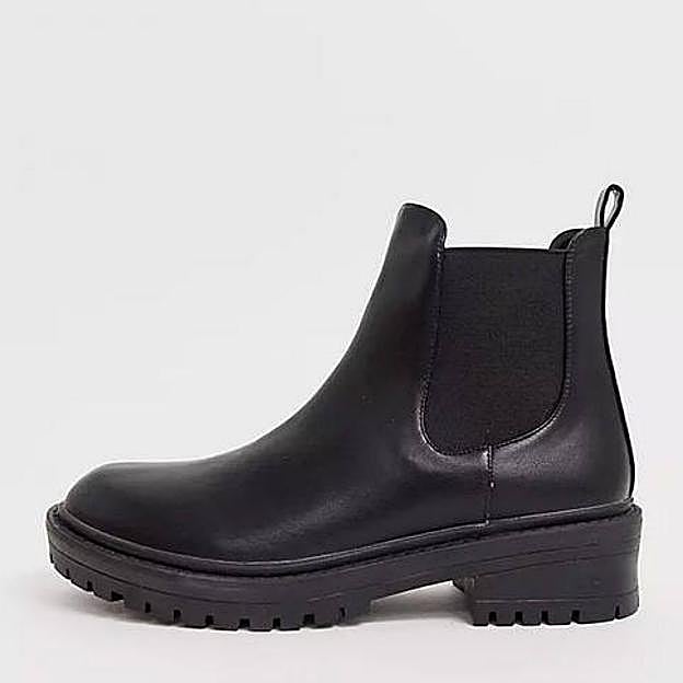 El de Asos tiene las aplicaciones elásticas características de este tipo de botines