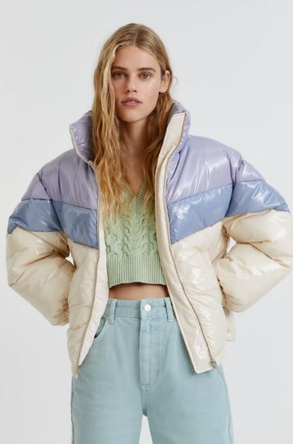 Cazadora acolchada y con tejido acharolado, de Pull&Bear (39,99 euros).