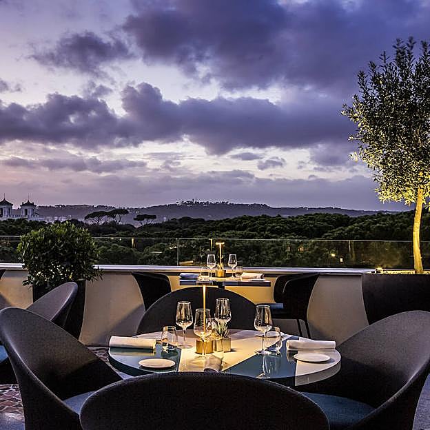 Imagen principal - La esencia chic y el carácter romano marcan cada detalle de este singular hotel.