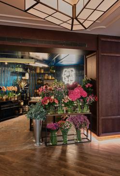 Imagen secundaria 2 - Lázaro Rosa-Violán firma el interiorismo del nuevo place to be de Valencia.