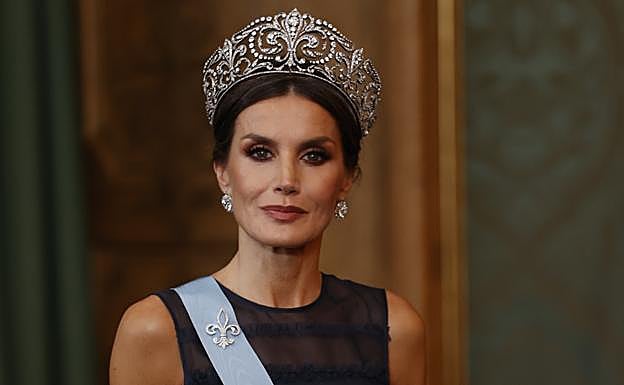 Doña Letizia con la tiara flor de lis.
