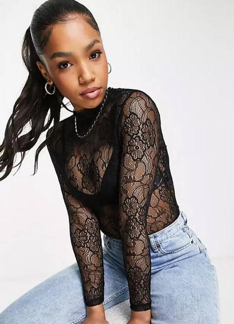 Imagen - El modelo de encaje tiene una abertura con cierre de botón en la espalda