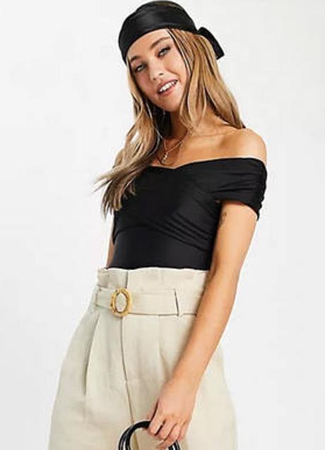 Imagen - El bdy de efecto fruncido está confeccionado con un tejido satinado