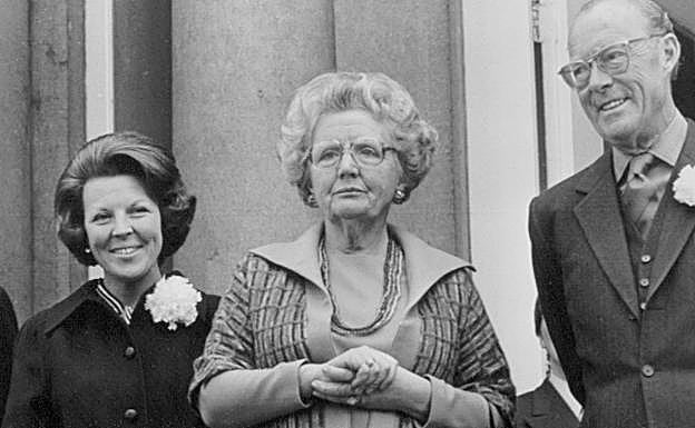 La reina Beatriz con su padres, la reina Juliana y Bernardo de Lippe.