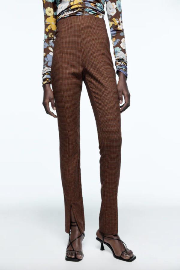 Diseño pitillo con tiro alto para este pantalón estampado de gallo en rojo y negro sobre fondo marrón que viene con bajo acabado en cremalleras. Tiene un precio de 29,95 euros. 