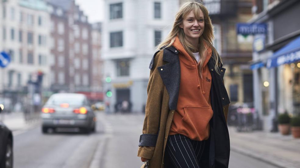 En sudadera o en jersey de punto, la prenda que va a transformar tus looks esta temporada es de color naranja
