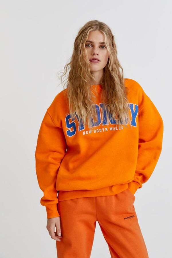 De estilo college, con gráfico a contraste en azul intenso, cuello redondo y mangas largas, esta sudadera de Pull&Bear tiene un precio de 19,99 euros. 