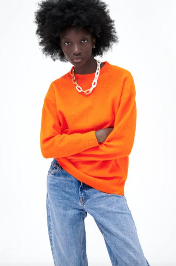 Diseño oversize para este jersey de punto de Zara que viene con cuello redondo, mangas largas y podemos comprar por 29,95 euros. 