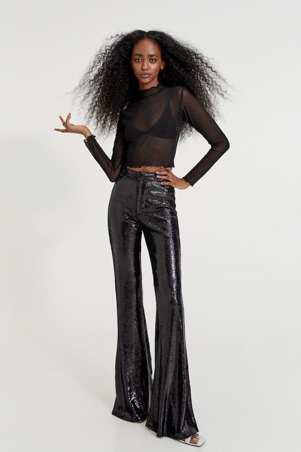 Cintura elástica y bajos acampanados para estos pantalones negros con lentejuelas de Pull&Bear que podemos comprar por 29,99 euros. 