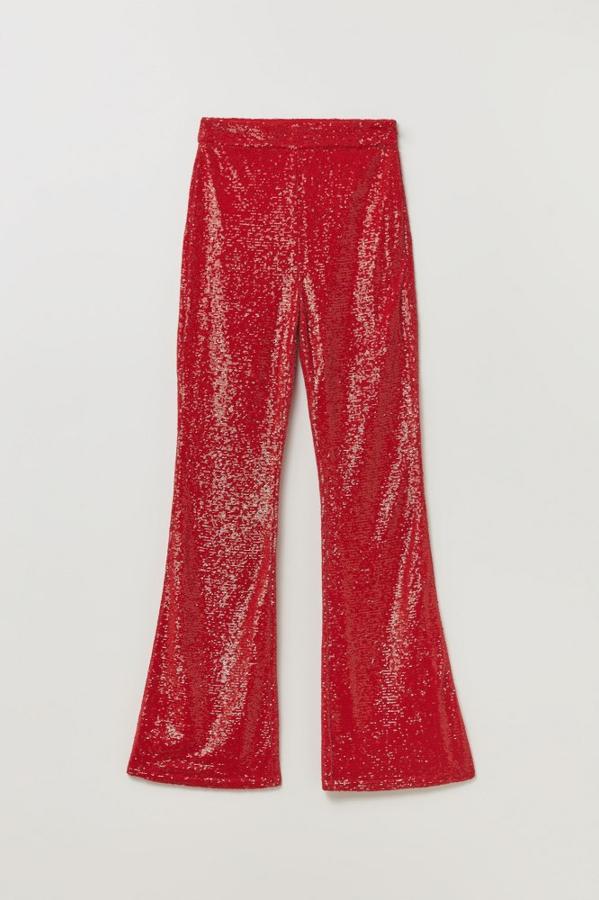 En color rojo, con perneras acabadas en bajo acampanado, este pantalón con lentejuelas es de Sfera y tiene un precio de 35,99 euros. 