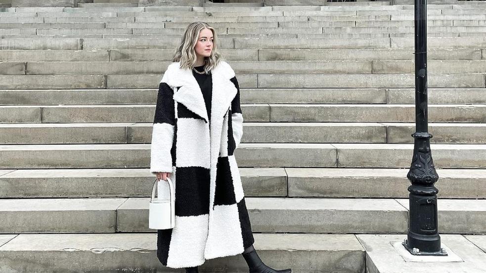 De abrigos y vestidos a bufandas o conjuntos de punto: las nuevas colecciones insisten en que te apuntes a la tendencia del estampado damero