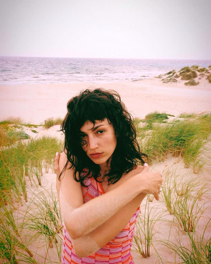 La actriz española, una de las últimas invitadas al programa de Jimmy Fallon, nos tenía acostumbrados al corte pixie que lució durante su participación en el éxito internacional La Casa de Papel. Este año ha decidido dejar crecer su melena y está muy favorecida con la combinación de rizo con flequillo, tal y como la pudimos ver este verano. 