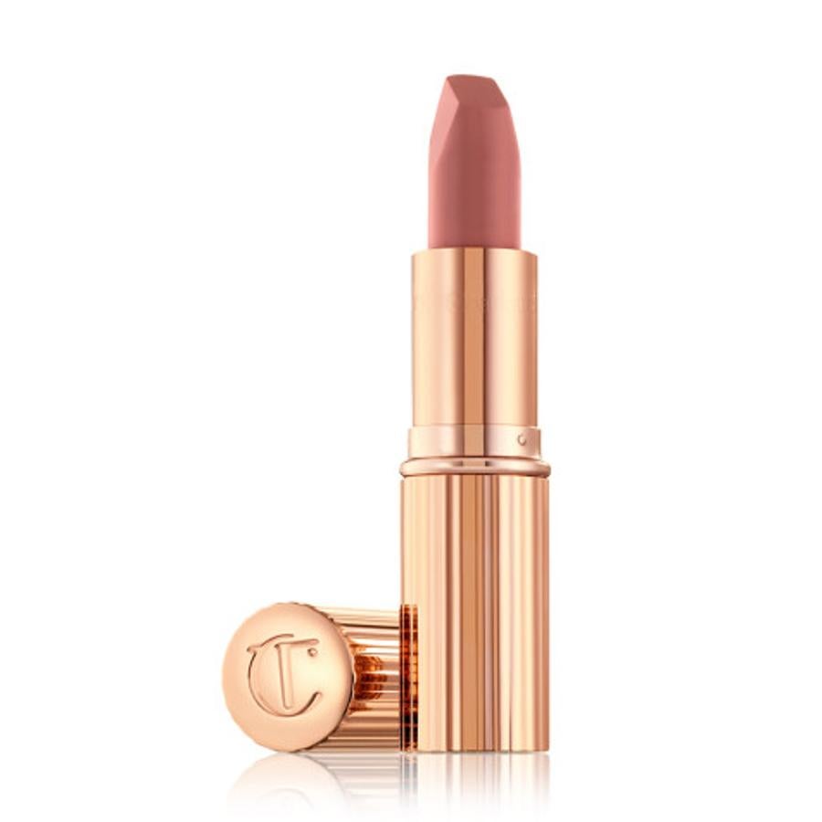 Matte Revolution es el tono de labial más icónico de esta firma, dentro de su gama Pillow Talk, y uno de los más vendidos – uno cada dos minutos. Un nude rosa mate que realza el tono natural de los labios y que suaviza y nutre los labios después de su aplicación. (32 euros).